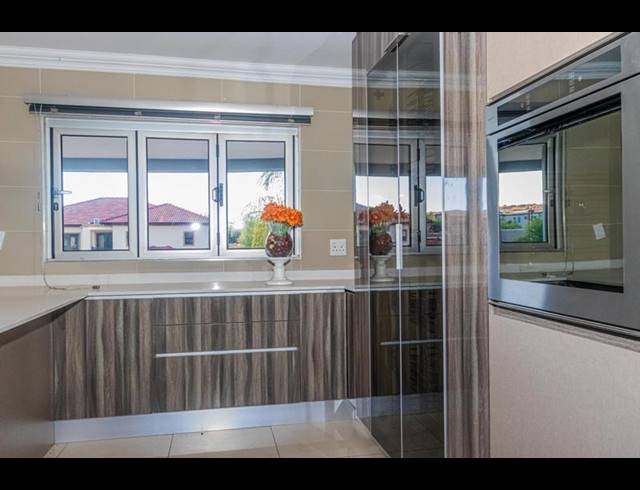 6 BEDROOM HOUSE FOR SALE IN BLUE VALLEY GOLF ESTATE